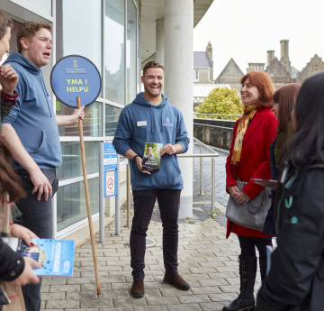 Students on a tour of singleton campus