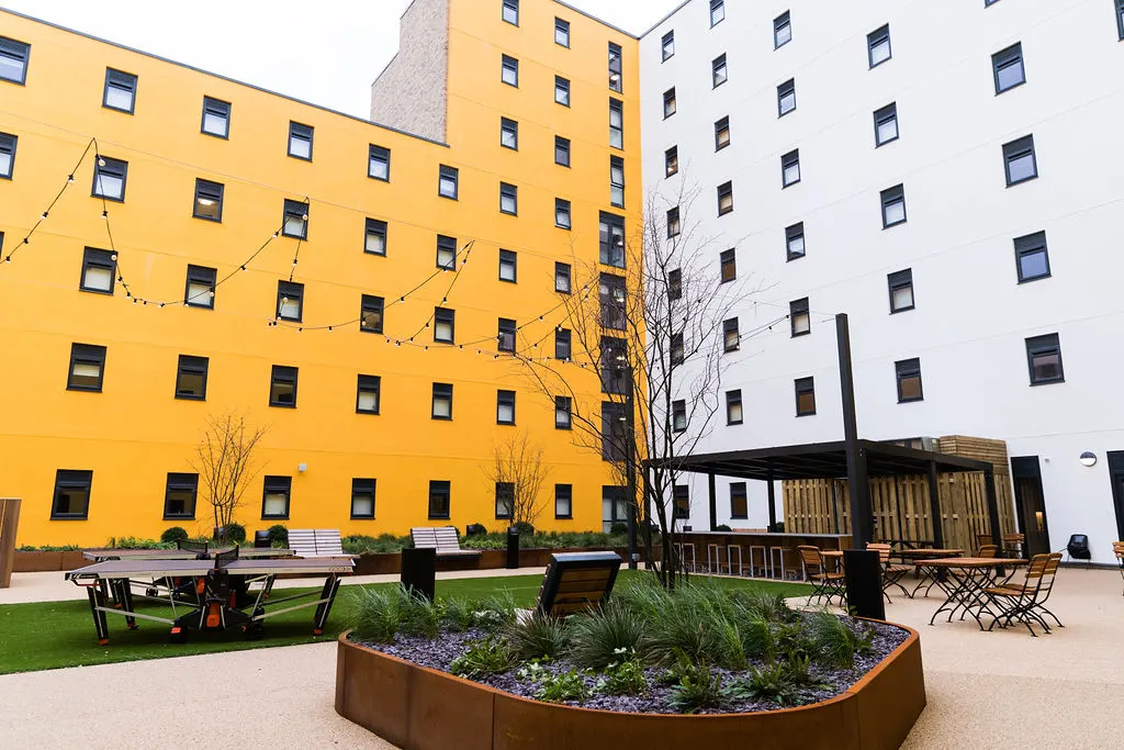 Photograph of the outdoor courtyard at Seren