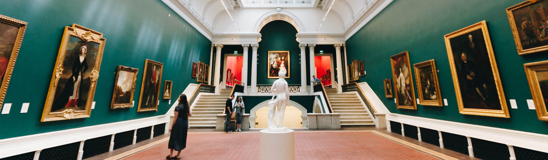 Image of a museum and a statue in the middle 