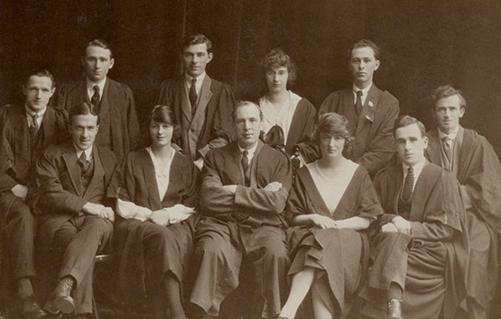 Myfyrwyr Coleg Prifysgol Abertawe mewn gwisg academaidd, c. 1920au. Drwy garedigrwydd Archifau Richard Burton (UNI/SU/PC/5/5) 