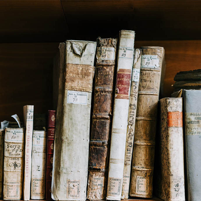 Image of a book shelve