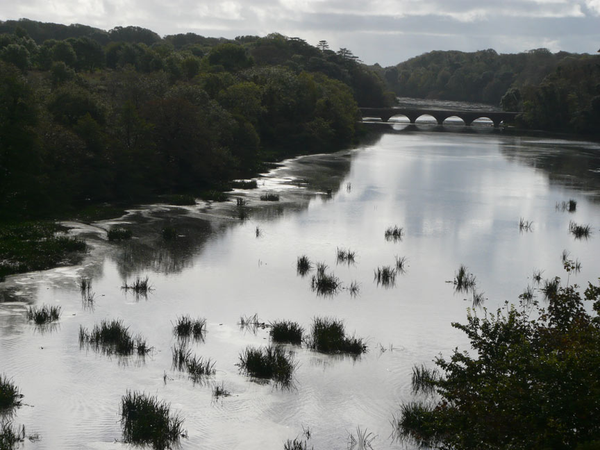 Afon gyda phont yn y pellter