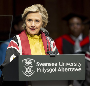 Hillary Clinton ar ymweliad i brifysgol abertawe 