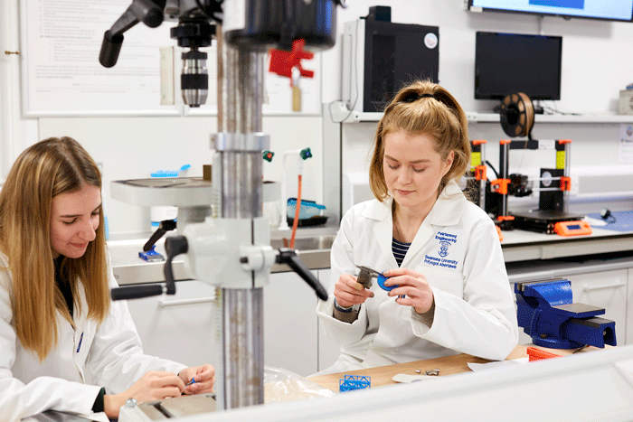 Students in mechanical engineering lab