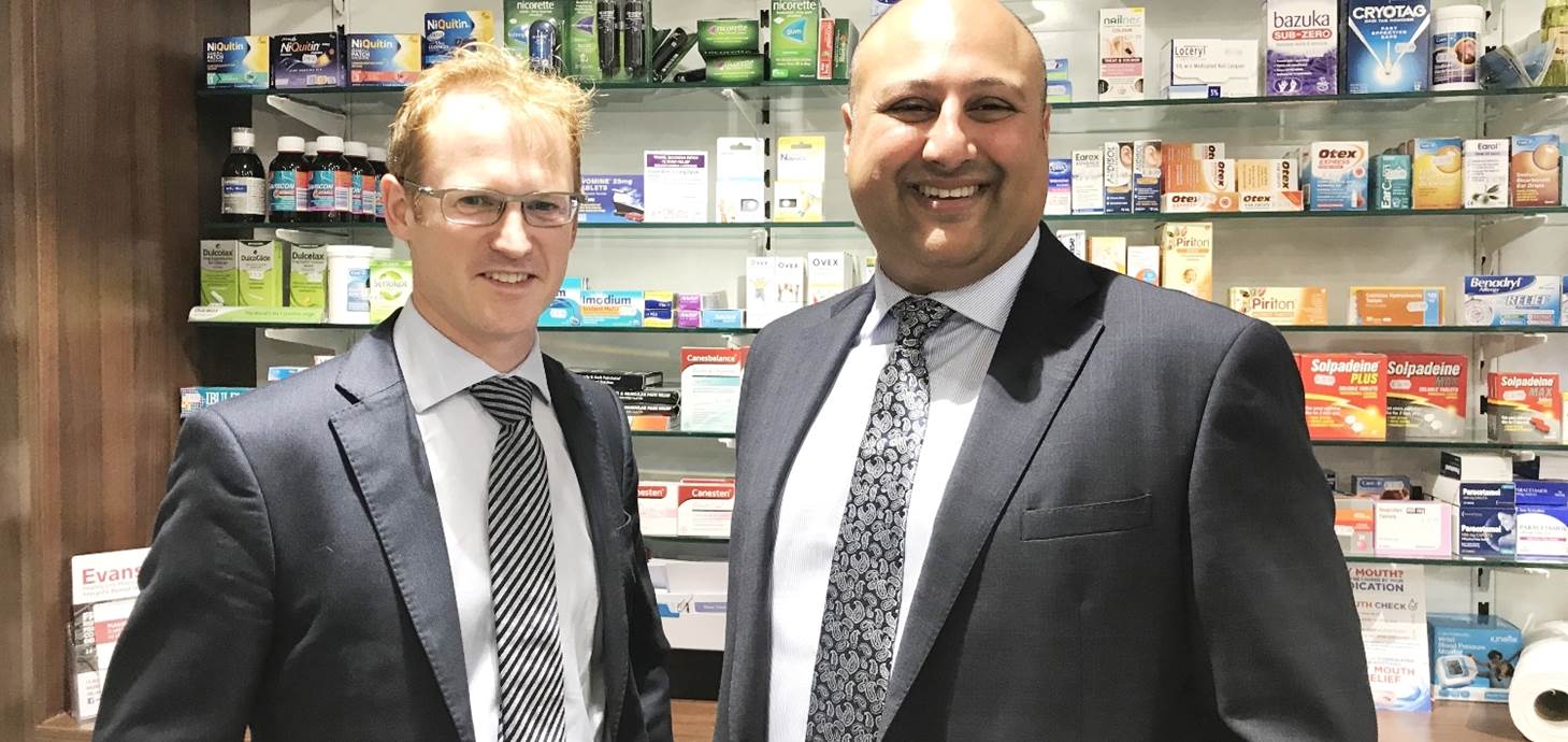 Pennaeth Fferylliaeth Prifysgol Abertawe, Andrew Morris gyda Dr Mo Nazemi yng nghangen Tŷ Elli Evans Pharmacy