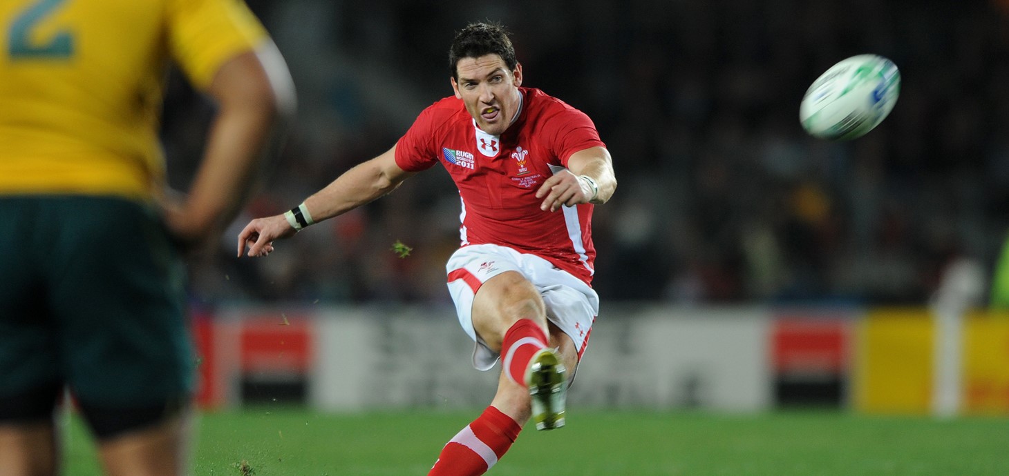 James Hook, Cymru v Awstralia (Huw Evans Picture Agency): mae'r arwr rygbi rhyngwladol wedi derbyn swydd hyfforddwr ymosodol timau rygbi Prifysgol Abertawe.