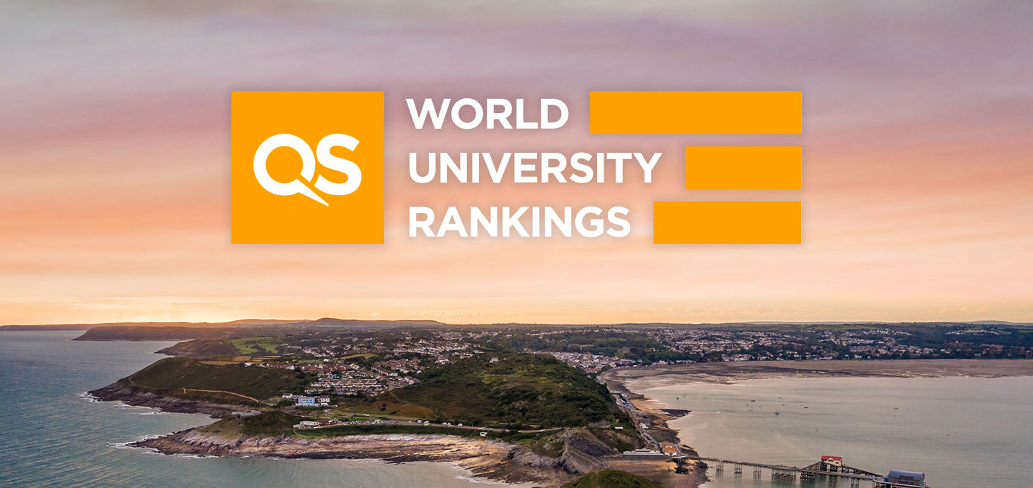 Llun o Abertawe o'r awyr gyda'r testun yn dangos QS World University Rankings. 