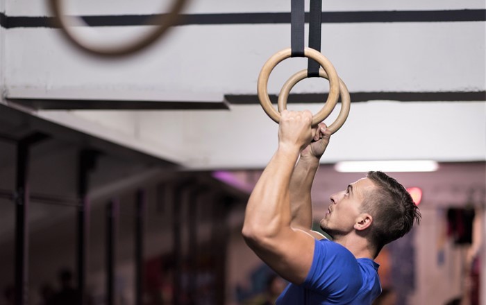 Gwnaeth athletwyr o Brydain, gan gynnwys enillwyr medalau, ddefnyddio technoleg wisgadwy yn Tokyo a ddyluniwyd gan arbenigwyr o Brifysgol Abertawe, gyda gwresogydd inc carbon argraffedig i gadw eu cyhyrau'n gynnes cyn cystadlu.