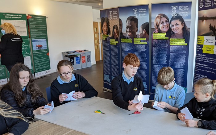 Y Brifysgol yn ymuno mewn dathliad arbennig o gefnogaeth Abertawe i fudwyr