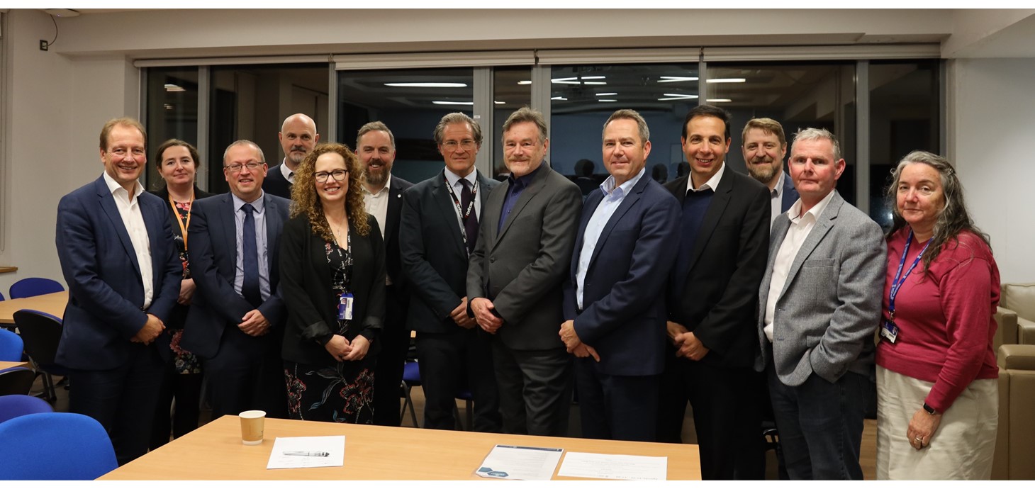 Cynrychiolwyr o Fwrdd Iechyd Prifysgol Hywel Dda, Prifysgol Abertawe a chwmni biotechnoleg byd-eang Amgen yn lansiad y prosiect.