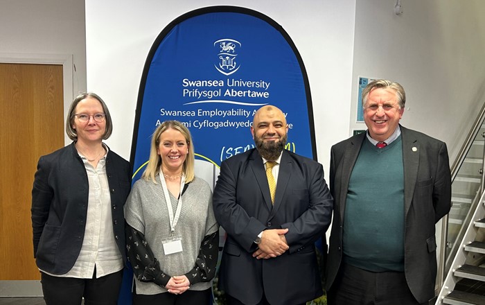 Yn y llun o'r chwith i'r dde: Alison Perry, Pennaeth Ysgol y Gyfraith, Lucy Griffiths, Pennaeth Academi Cyflogadwyedd Abertawe, Asim Hafeez, Cyfarwyddwr Materion Rhyngwladol, Strategaeth, Ymgysylltu a Datganoli yn y Swyddfa Gartref, a Michael Draper, Dirprwy Is-ganghellor Cynorthwyol ar gyfer Addysg