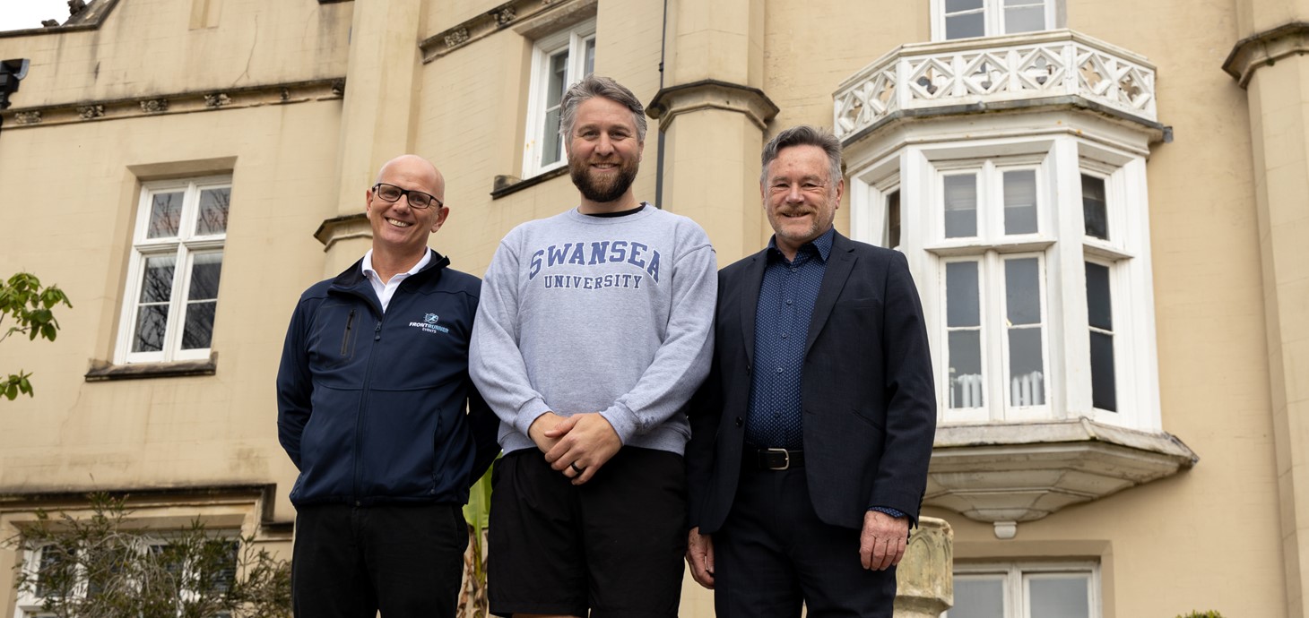 O'r chwith i'r dde: David Martin-Jewell, rheolwr gyfarwyddwr Front Runner Events, Ryan Jones, a'r Athro Keith Lloyd o Brifysgol Abertawe 