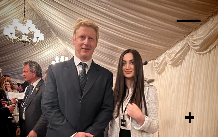 Yr Arglwydd Jo Johnson a Mariia Hryhorian yn y derbyniad yn Nhŷ'r Arglwyddi. 