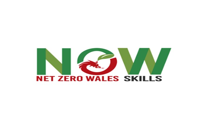 Mae logo Sgiliau NØW (Sero Net Cymru) yn wyrdd ac mae'r Ø yn NØW yn ymgorffori draig goch Cymru a deilen werdd. 