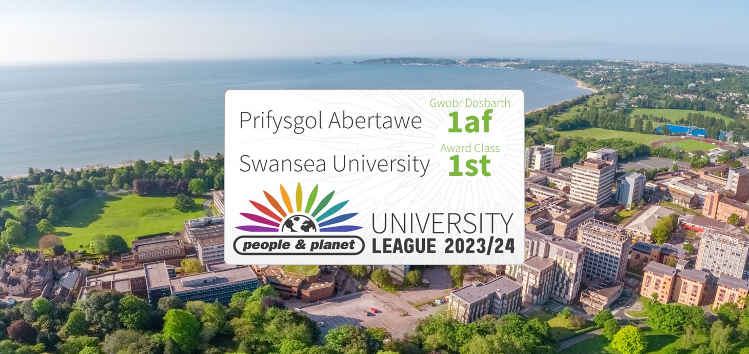 Llun o'r awyr o Gampws Singleton Prifysgol Abertawe. Mae bathodyn ar ben y llun, sy'n dangos bod Abertawe yn brifysgol o'r radd flaenaf yn y DU ar gyfer materion amgylcheddol a moesegol, yn ôl Tabl Cynghrair Prifysgolion People & Planet.