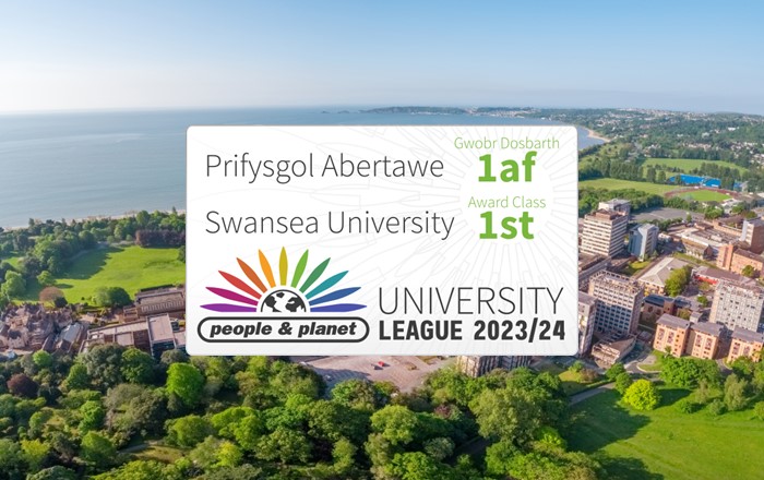 Llun o'r awyr o Gampws Singleton Prifysgol Abertawe. Mae bathodyn ar ben y llun, sy'n dangos bod Abertawe yn brifysgol o'r radd flaenaf yn y DU ar gyfer materion amgylcheddol a moesegol, yn ôl Tabl Cynghrair Prifysgolion People & Planet.