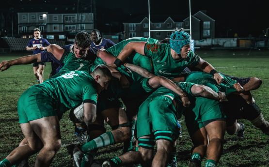 Chwaraewr Rygbi gwrywaidd yn ystod gêm yn rhedeg gyda'r bêl yn Stadiwm Liberty 