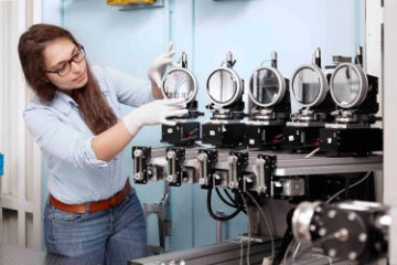 Caroline Bissardon in a lab