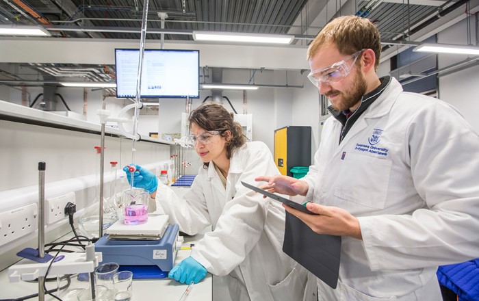 photo of experiment taking place in HTC chem lab