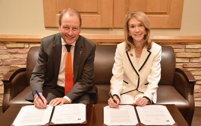 Vice-Chancellor of Swansea University Paul Boyle signing the Memorandum of Understanding with Paula Myrick Short, of the University of Houston.