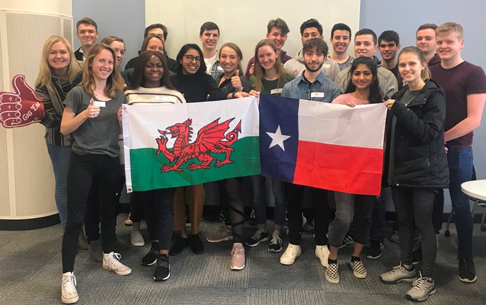 A picture of students on a previous exchange from Texas