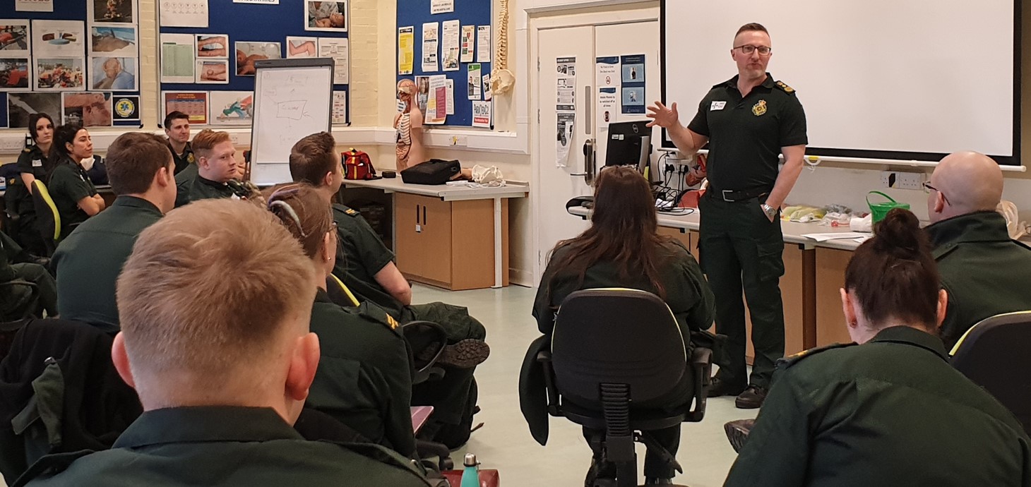 Jason Killens, of the Welsh Ambulance Service, talking to room full of Swansea University paramedic students .