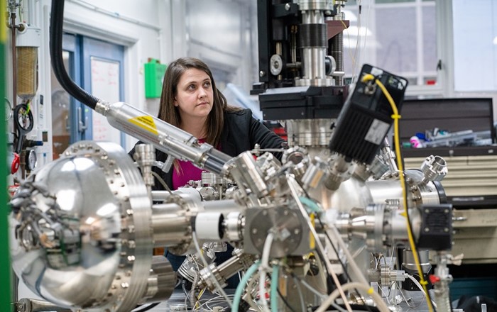 Dr Rachel Cross of Aberystwyth University conducting X-Ray photoelectron spectroscopy on solar thin films 