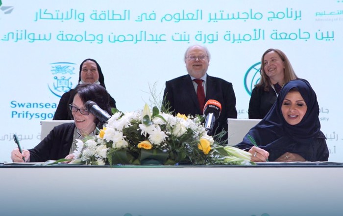 A photo of Professor Lamie and Dr Inas bint Suleiman Al-Issa signing the agreement.