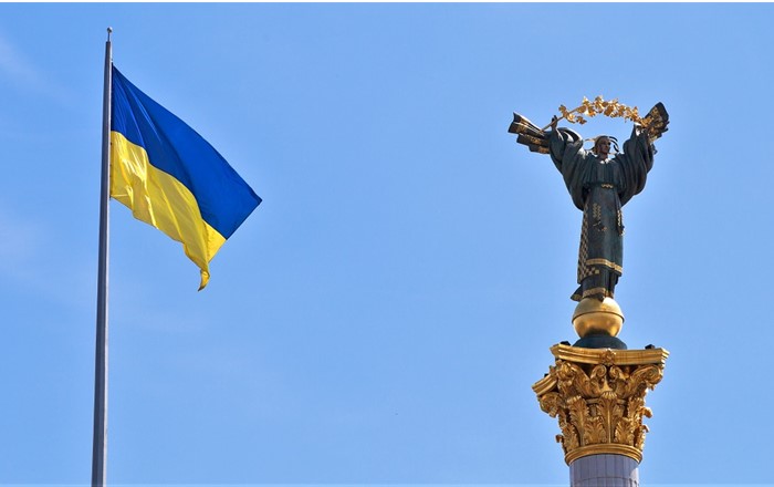 Ukrainian flag and monument to independence: Independence Square (the Maidan), Kyiv, Ukraine