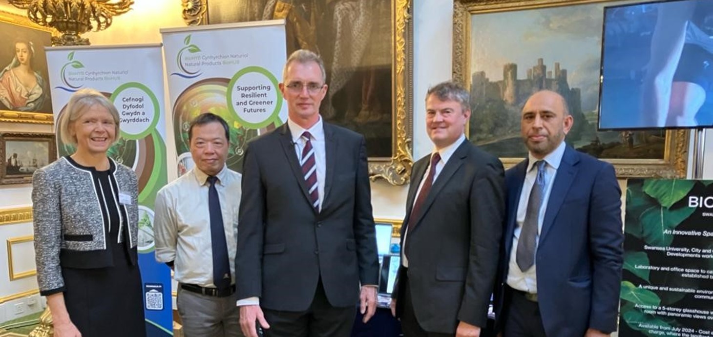 Welsh Secretary David TC Davies (centre) with (L-R) Pro-Vice-Chancellor Professor Helen Griffiths, Professor Kam Tang, Professor Dan Eastwood and Dr Farooq Shah of Swansea University.