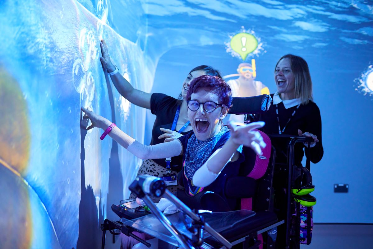 Wheelchair user in virtual reality room